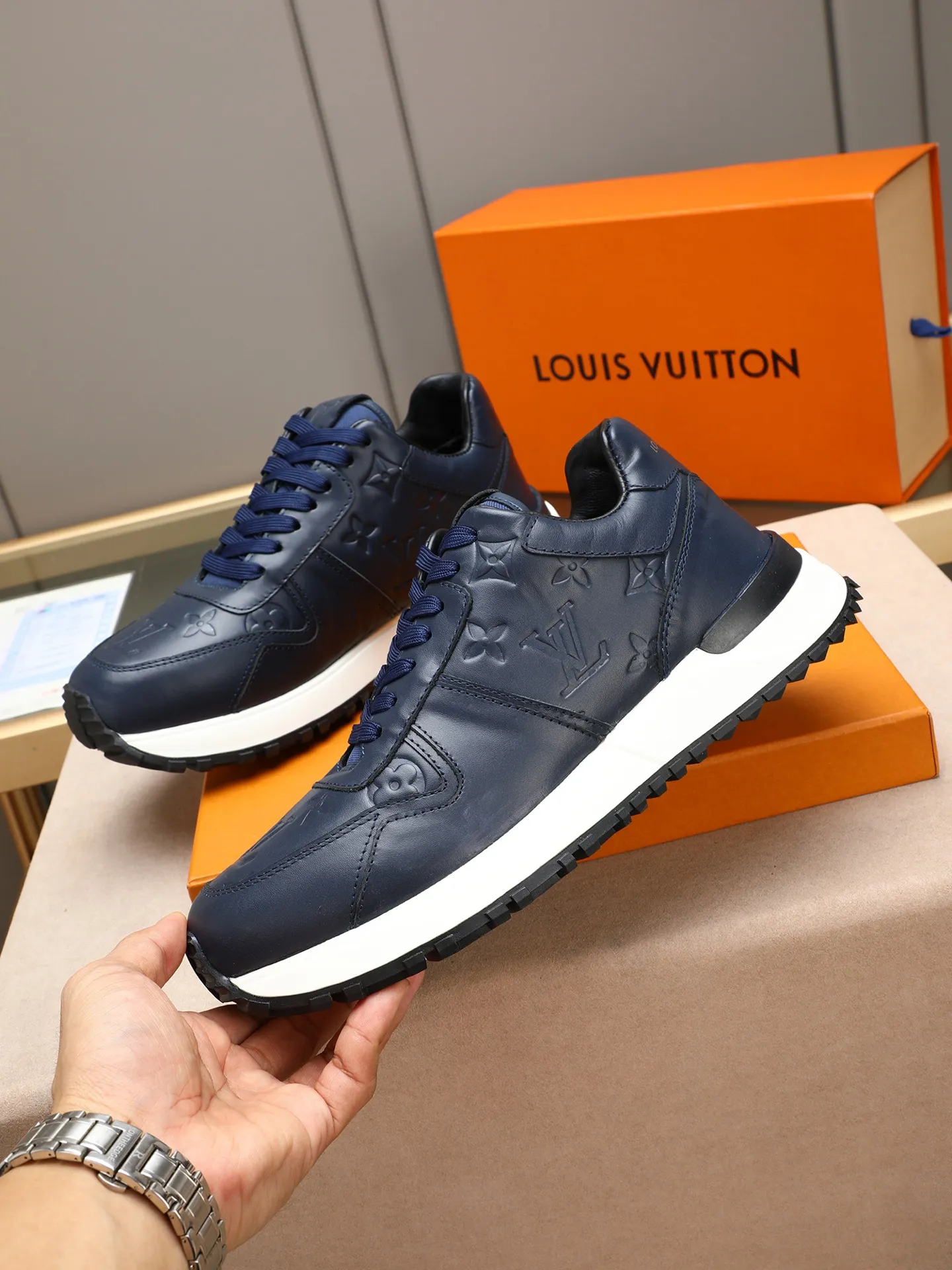 Men's Shoes 💰660 L The Run Away Maxi sneaker debuts in the 2025 collection and continues the iconic design of the Run Away sneaker. The smooth cowhide leather upper features contrasting LV lettering and Vuitton logos, and a lightweight rubber wedge outsole evokes running shoe construction. High level of comfort. Looks good, wears well and matches well. Worth buying! 7 color selection size: 39-44 (45 customized)